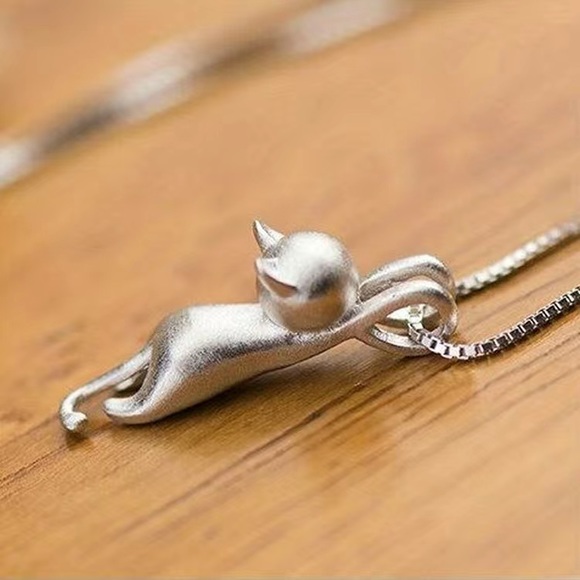 Hanging Cat Necklace - Picture 2 of 4